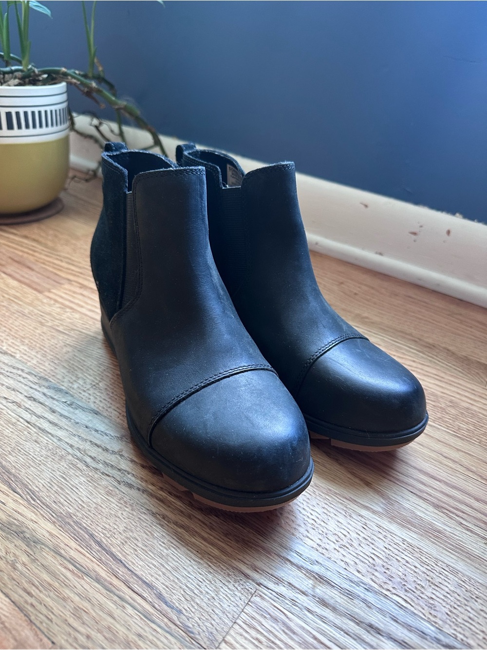 Sorel Black Leather and Suede Evie Pull on Wedge Ankle Boot size Women’s 8.5